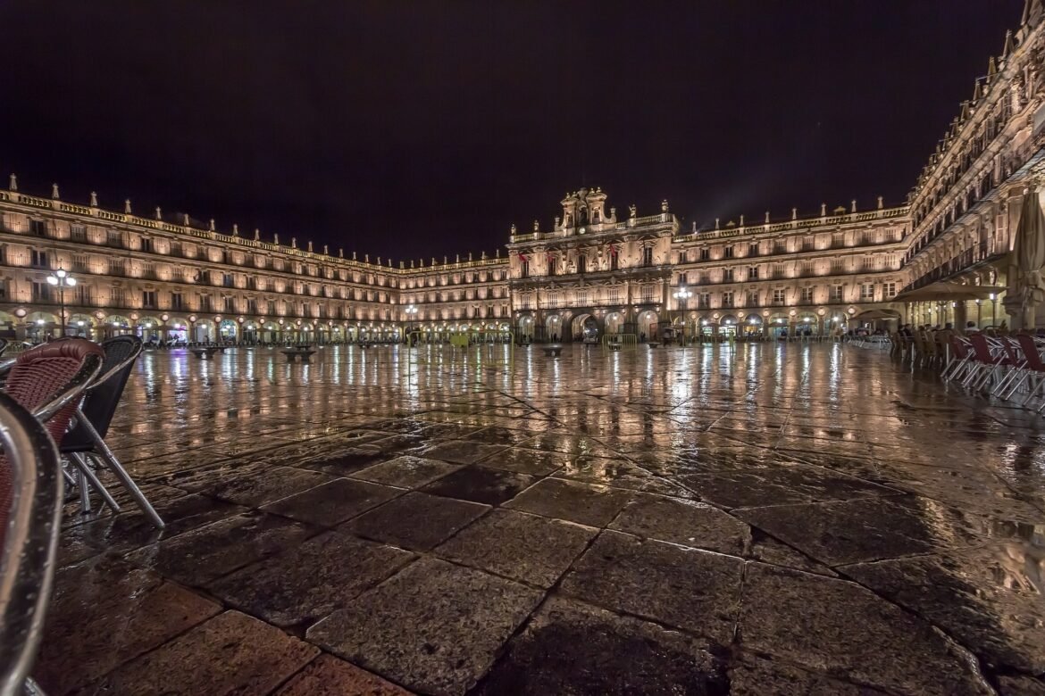 Imagen de la plaza mayor de Salamanca de noche