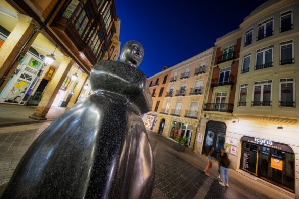 Estatua modernista que homenajea a la mujer palentina (Calle Mayor de Palencia)