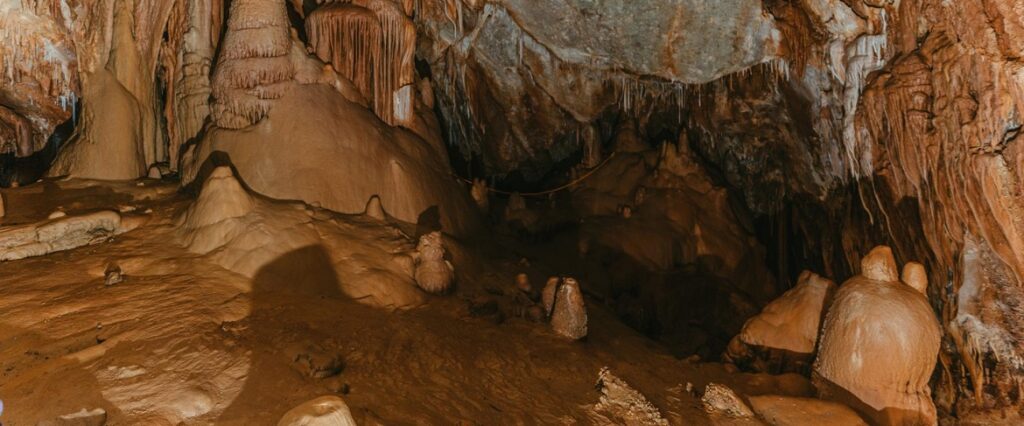 Cueva de Valdelajo, en Sahelices de Sabero, León