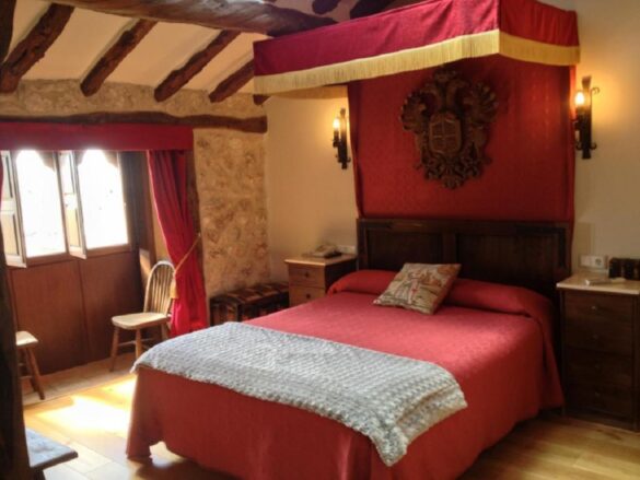 Imagen de una habitación del hotel rural sólo adultos El Secreto del Castillo en Maderuelo (Segovia)