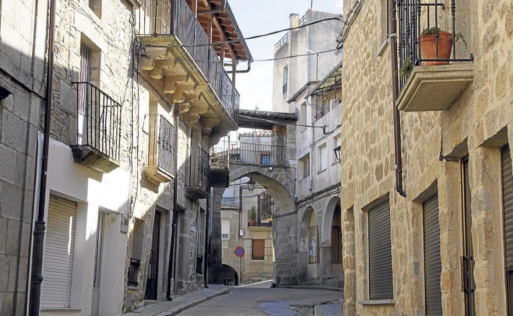 Imagen de una calle de Fermoselle, comarca de Sayago, Zamora