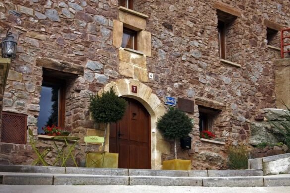 Fachada de la Posada Real La Almazuela, en Montenegro de Cameros, Soria.