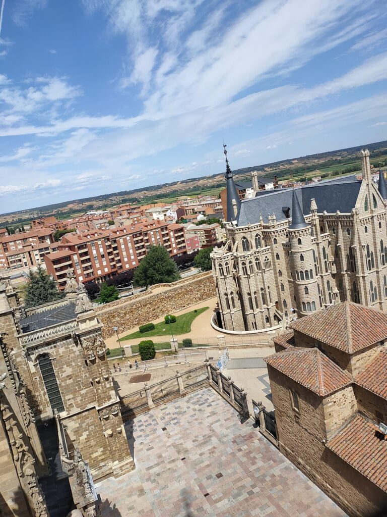 Palacio Episcopal de Astorga, León, visto desde la torre de la catedral