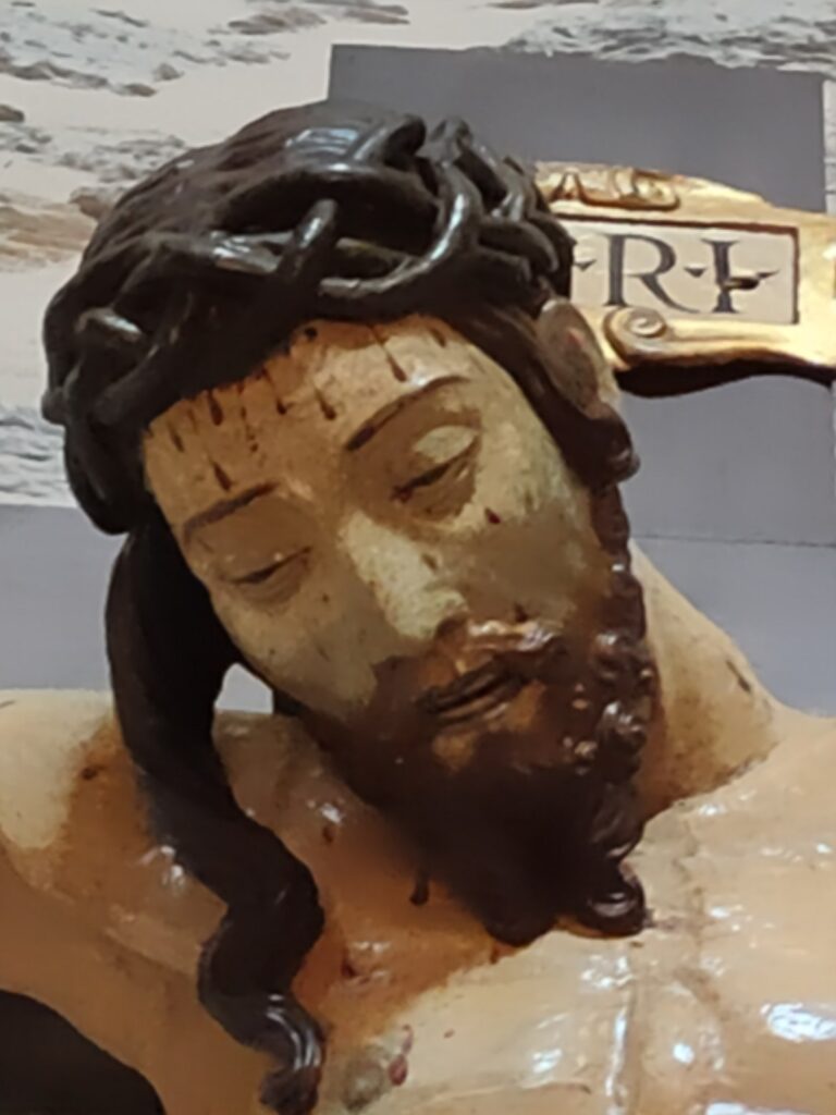 Primer plano de la cara del Cristo de la Misericordia, en la Colegiata de Villafranca del Bierzo, León