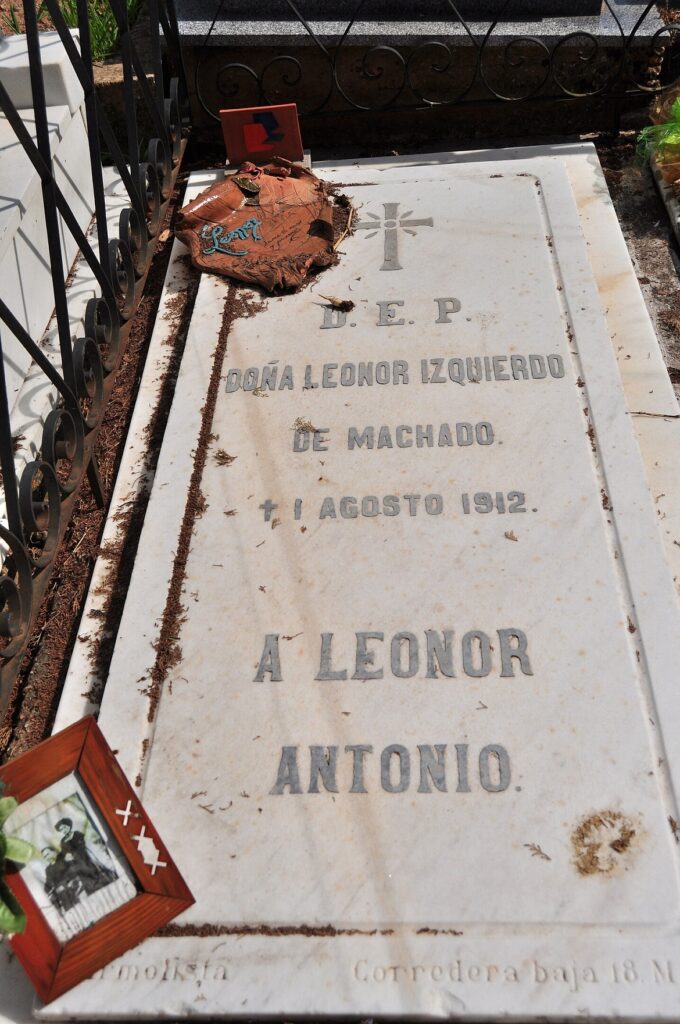 Sepultura de Leonor Izquierdo en el cementerio de Soria