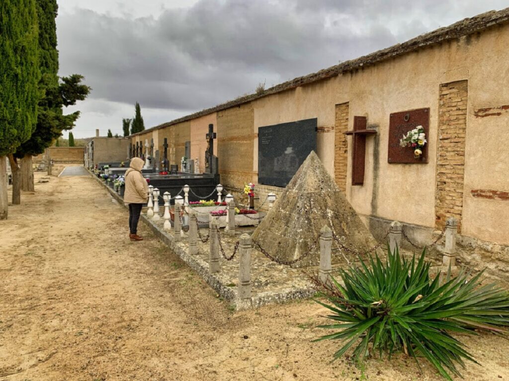 Tumba de María Luisa Ponte en el cementerio de Medina de Rioseco, Valladolid