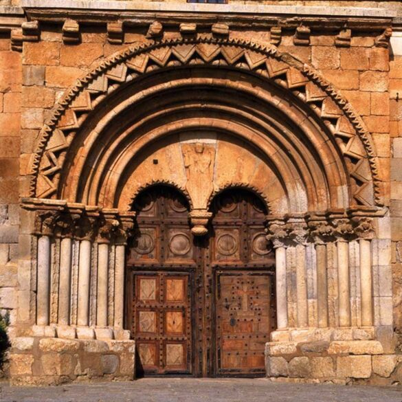 Portada de la iglesia románica de San Miguel, en Caltojar