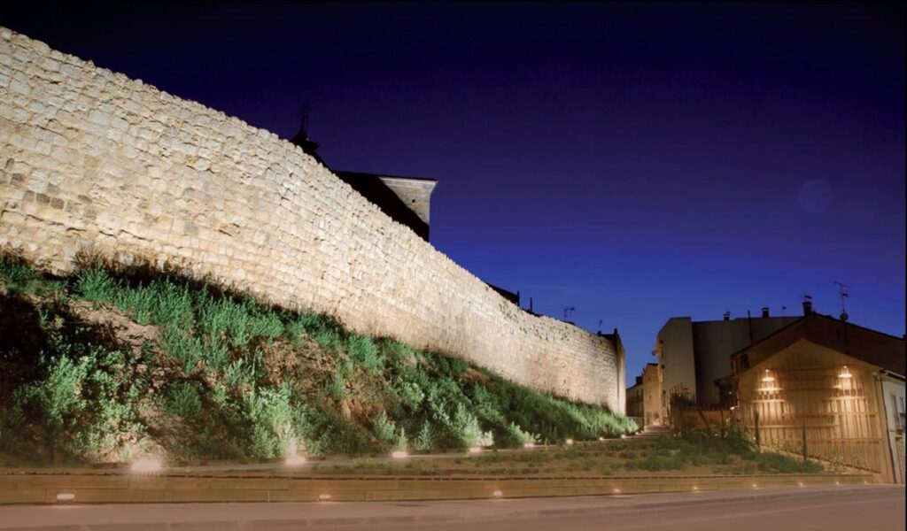 Vista nocturna de la muralla de Almazán, Soria