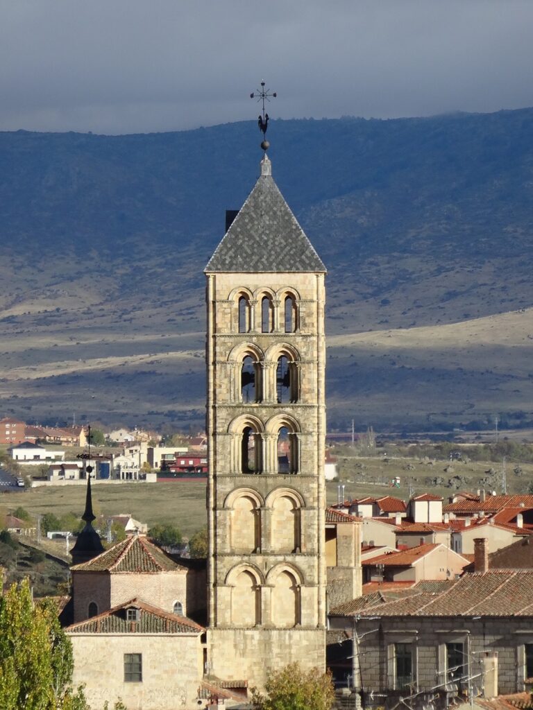 Torre campanario románica de la iglesia de San Esteban, Segovia