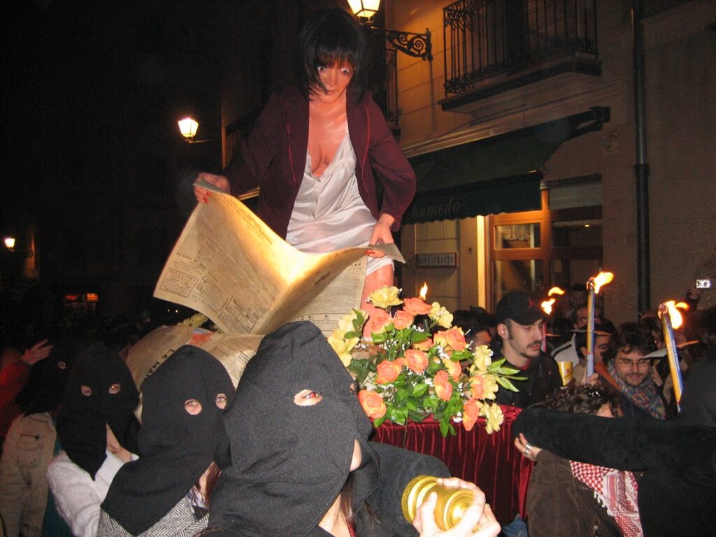 Paso de «La Moncha» en la procesión en honor a Genarín, en León