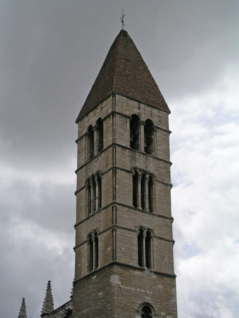 Detalle de la torre campanario de la iglesia de Santa María de la Antigua, Valladolid