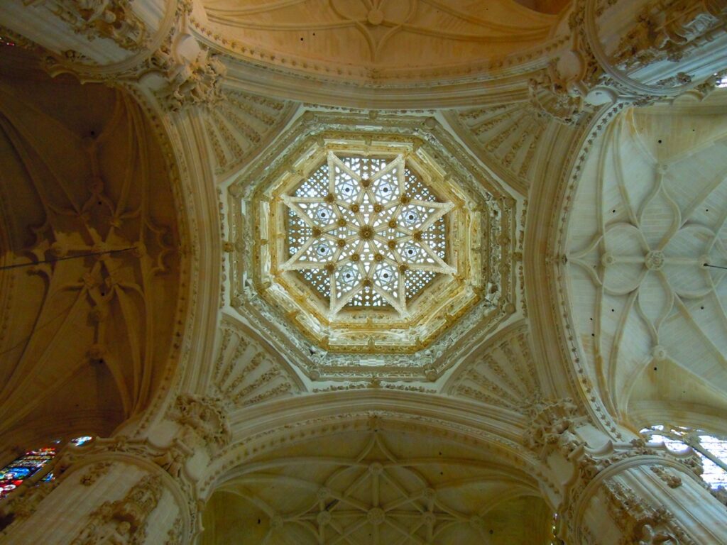 Luz entrando por el cimborrio de la catedral de Burgos