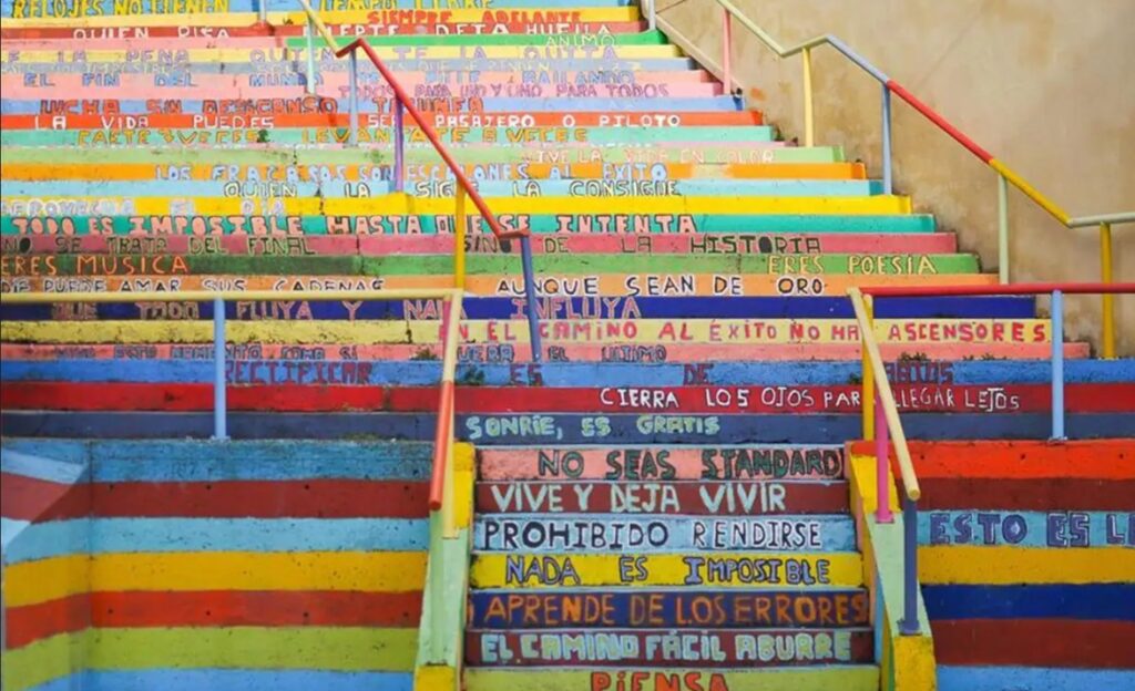 El colorido y las frases de la escalera de la vida en León