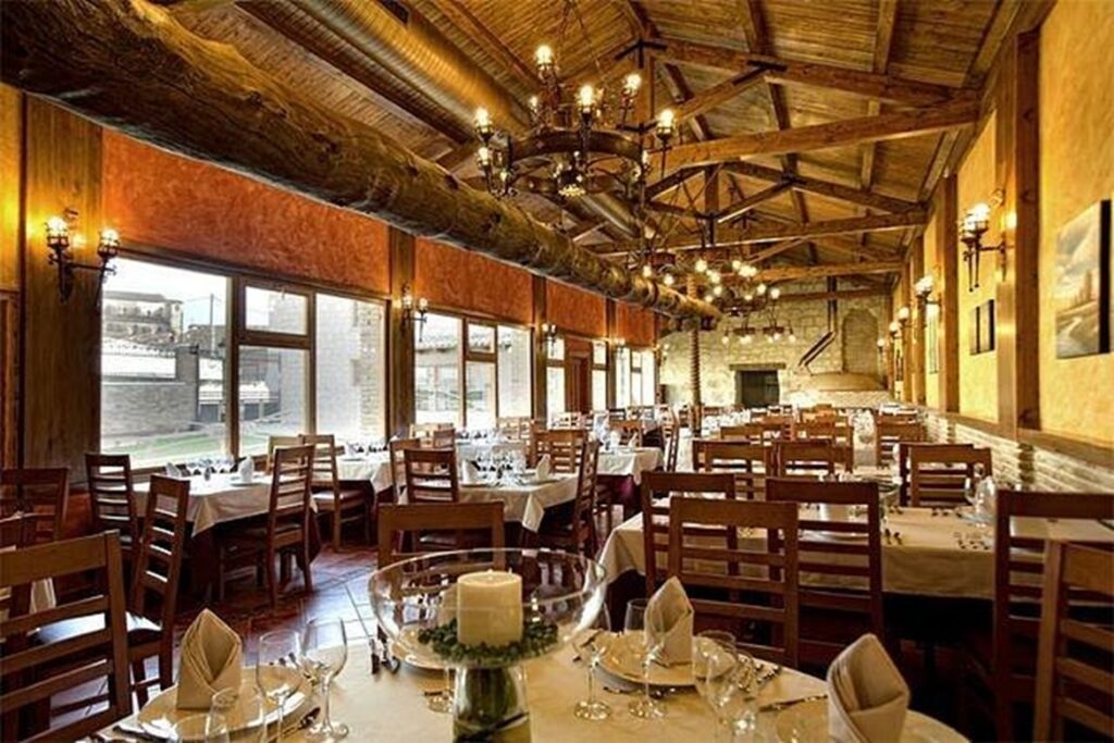 El restaurante de Villa Ferrera tiene horno de leña y sirve asados los fines de semana y festivos