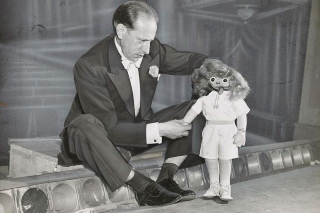Wences Moreno, junto a uno de sus muñecos