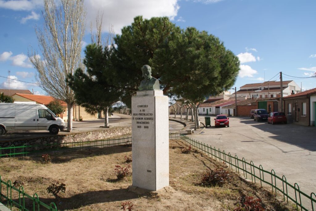 Monumento a Ramón Álvarez Moretón, hijo predilecto de su localidad natal, Coreses