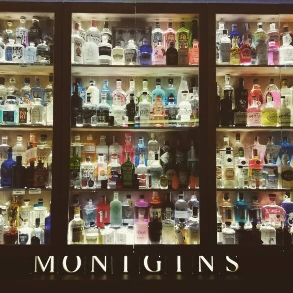 Monigins, un pub con más de 1.100 referencias de ginebras del mundo