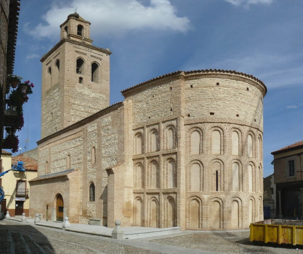 Sólo con contemplar la Iglesia de Santa María la Mayor puedes intuir lo que era Arévalo en su época