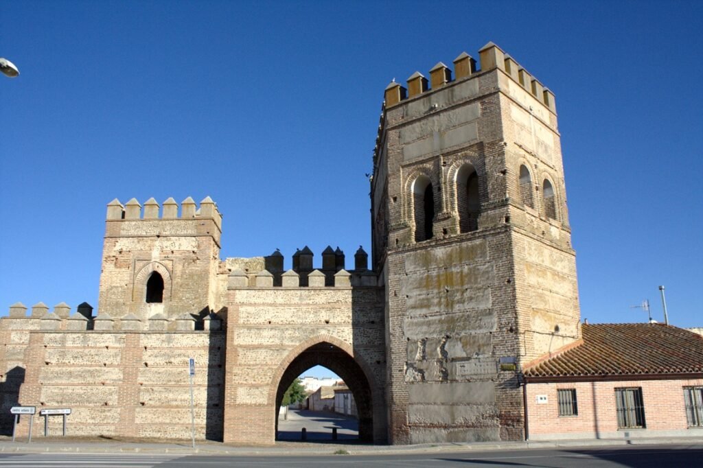 La puerta oeste de las murallas de Madrigal de las Altas Torres te hace imaginar cómo de importante era la ciudad hace siglos