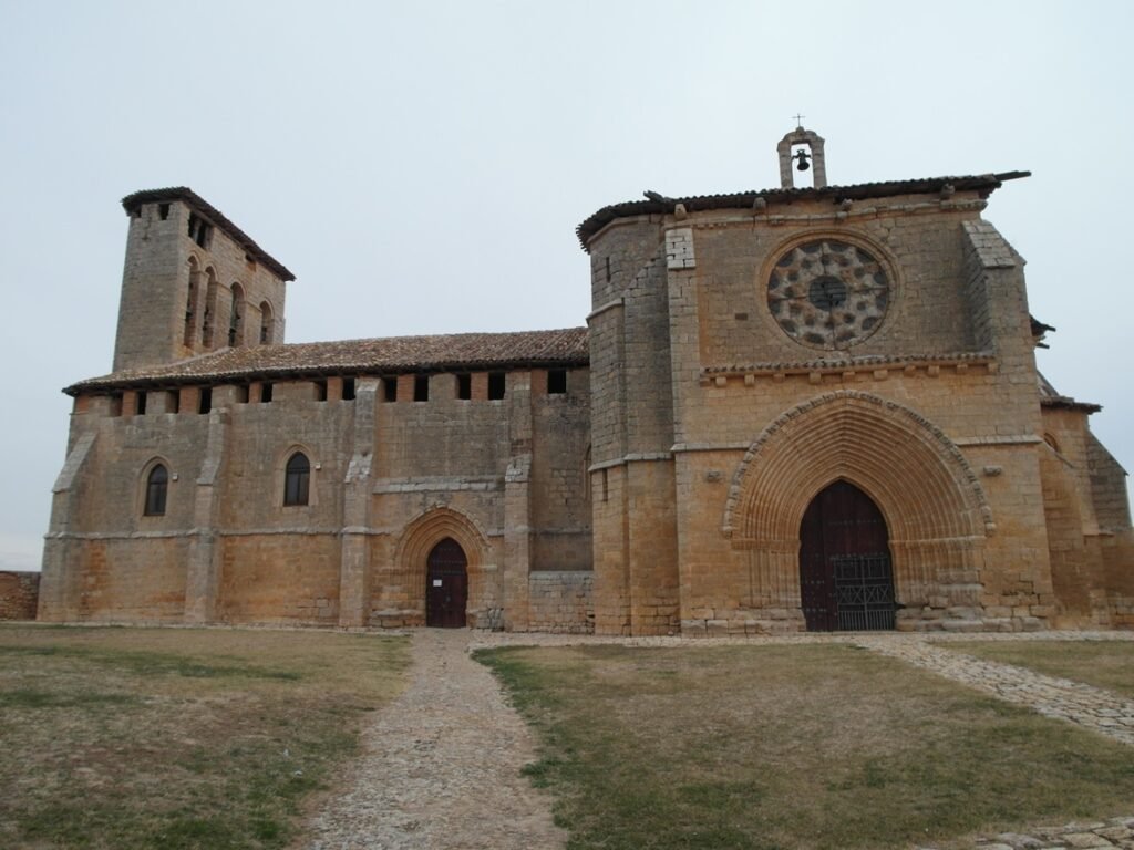 La iglesia de Nuestra Señora de los Reyes de Grijalba tiene carácter de templo con pretensión de fortificación