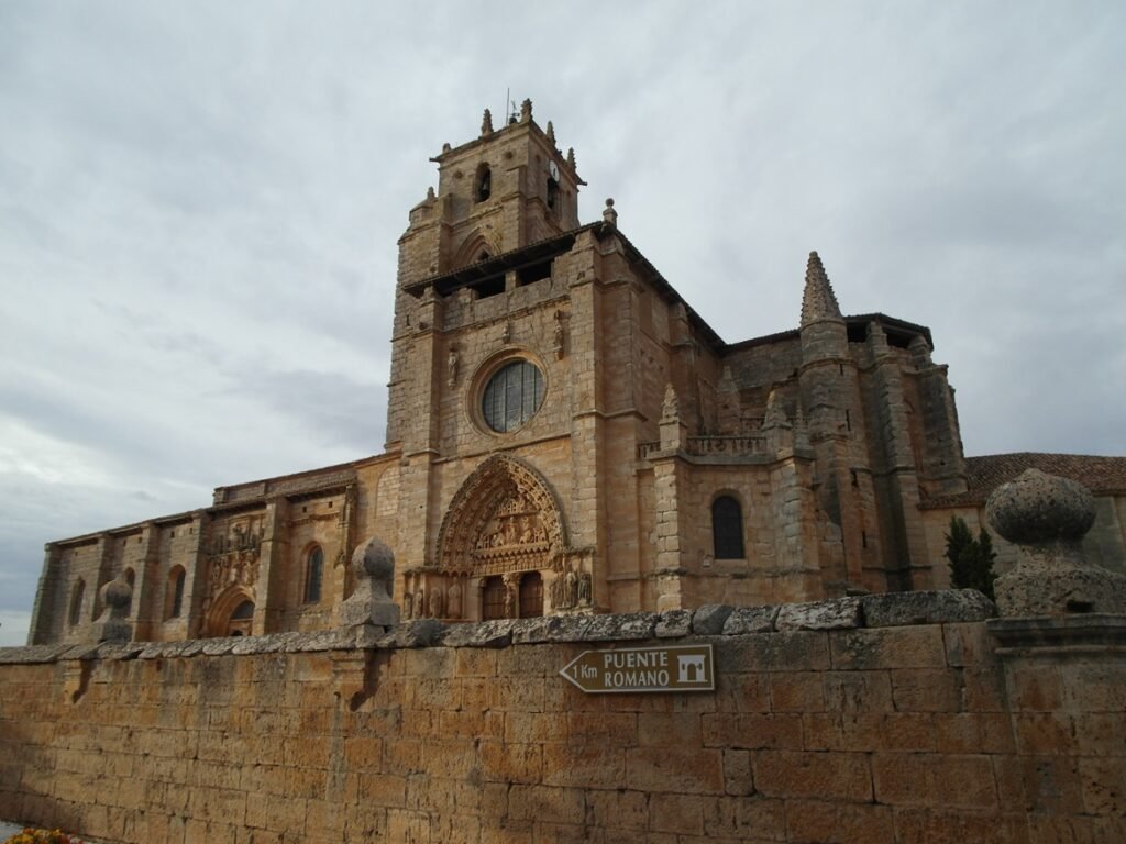 La iglesia de Sasamón es un ejemplo perfecto de gótico rural burgalés y es el tercer templo de más tamaño de la provincia de Burgos