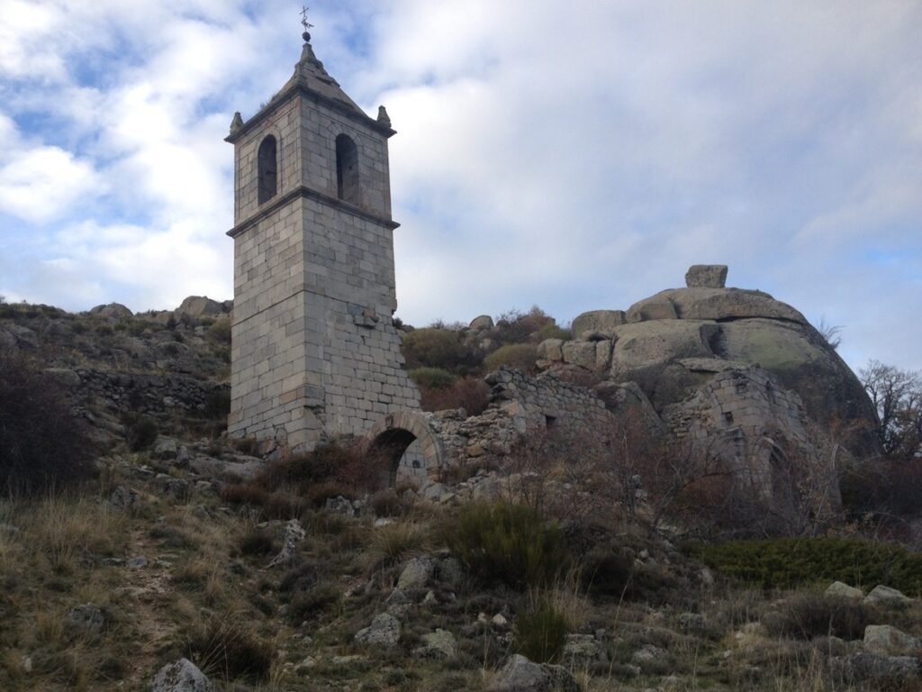 La impresionante torre del Monasterio del Risco en Amavida, Ávila, fue construida en 1775