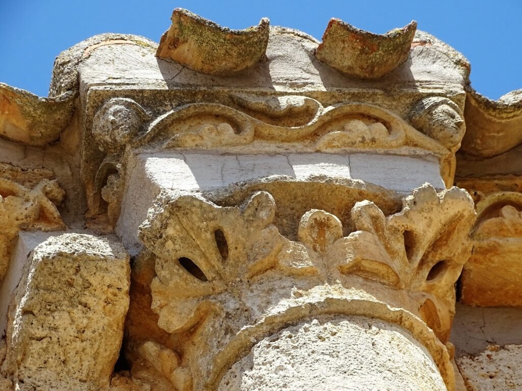 En la iglesia de Villaldemiro destacan los canecillos y los capiteles de las columnas