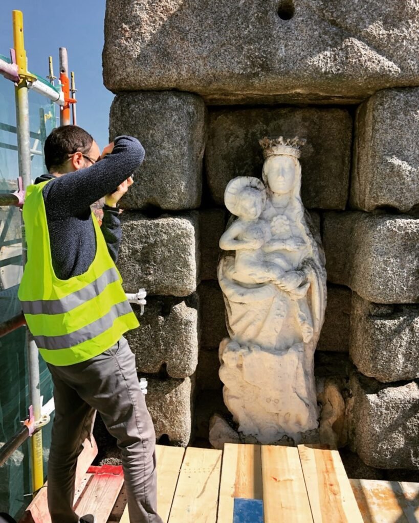 Momento de la instalación de la escultura de la Virgen María en el acueducto de Segovia