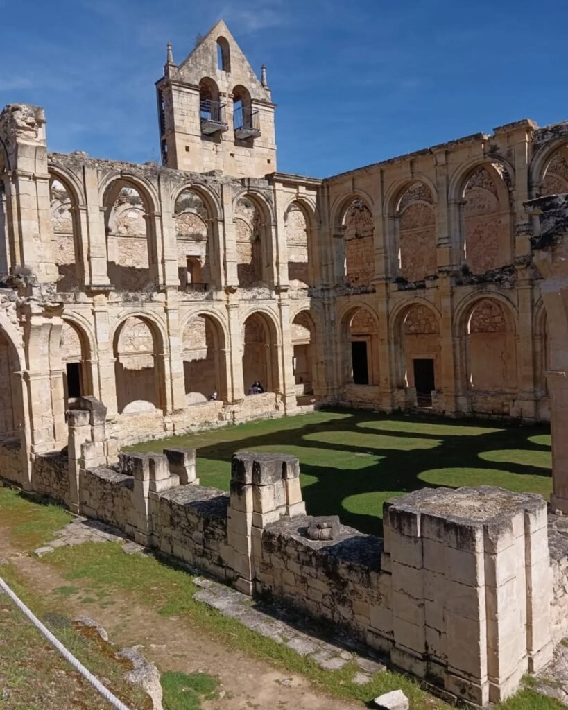 En 1236, los monjes se van definitivamente a la ubicación actual del monasterio en Rioseco