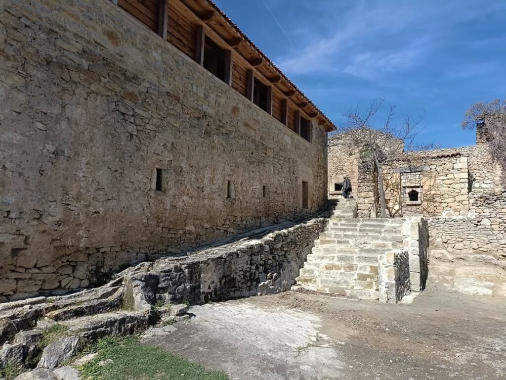 el monasterio de Santa María de Rioseco, que tiene tres etapas constructivas, la cisterciense inicial, la renacentista y la barroca