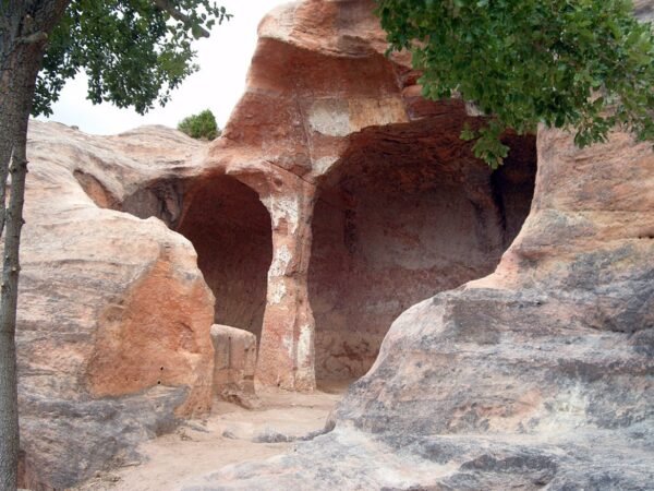 Iglesia rupestre altomedieval excavada en roca arenisca y situada en un montículo a las afueras de Argés