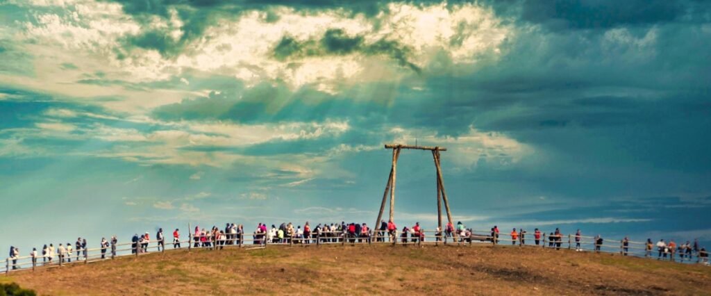 El columpio gigante de Riaño acoge a muchos visitantes que quieren disfrutar de sus ocho metros de altura