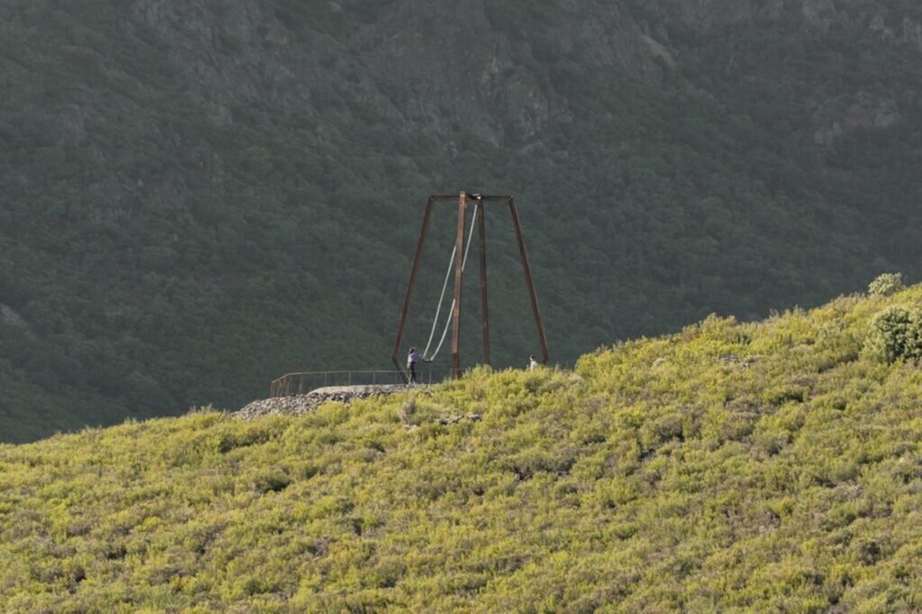 El columpio gigante de Toreno, León, destaca por su estructura metálica y por estar situado Está situado sobre el cañón del río Primout