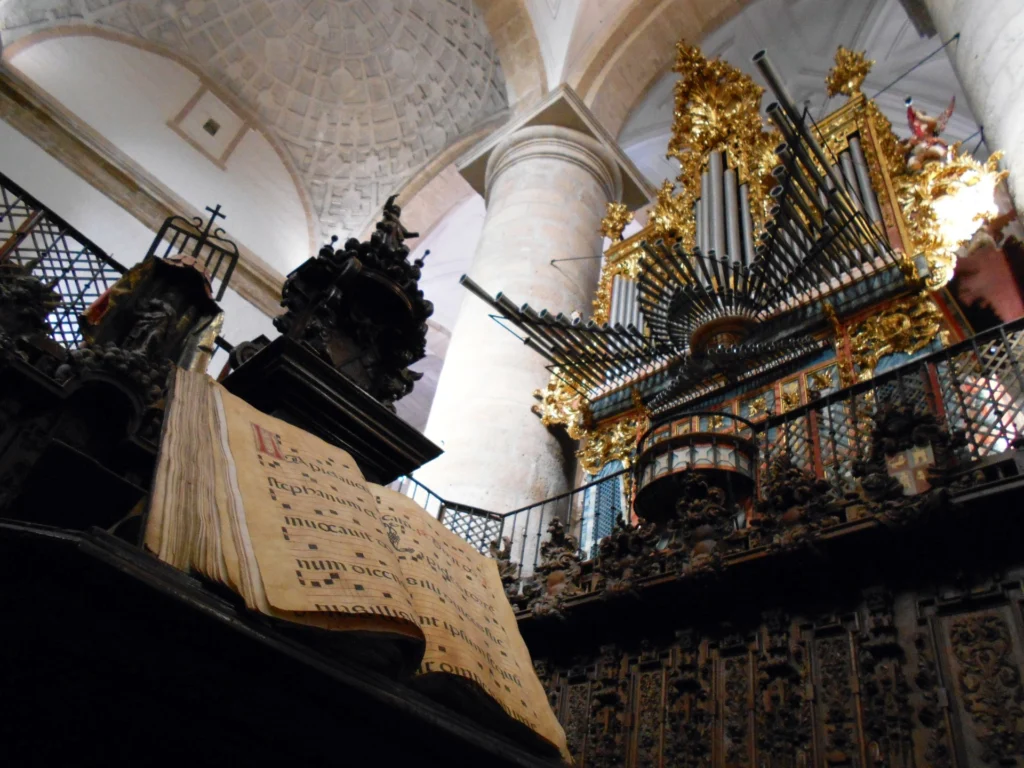 Iglesia de los Santos Juanes en Nava del Rey (Valladolid)