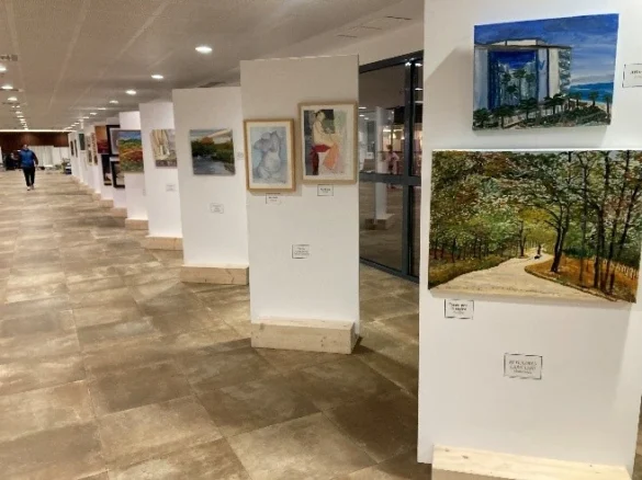 La exposición Medic-Arte en el Hospital Universitario de Salamanca, donde los médicos muestran sus artes con los pinceles