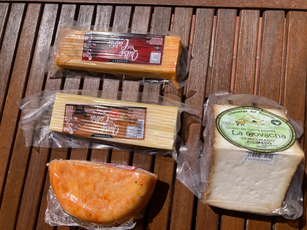 Quesos de la I Feria del Queso en Villalba de Losa (Burgos)