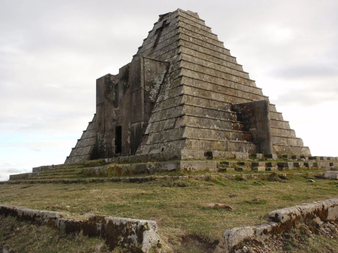 Piramide de los Italianos en la provincia de Burgos